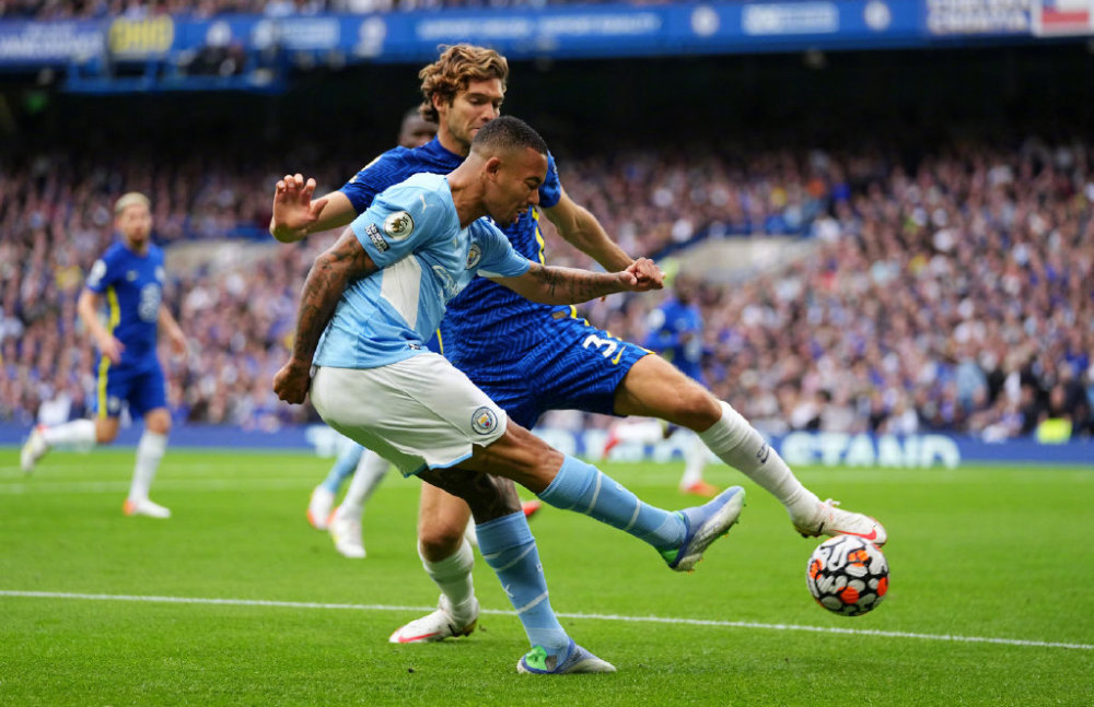  阿森纳零封曼城登顶积分榜首  